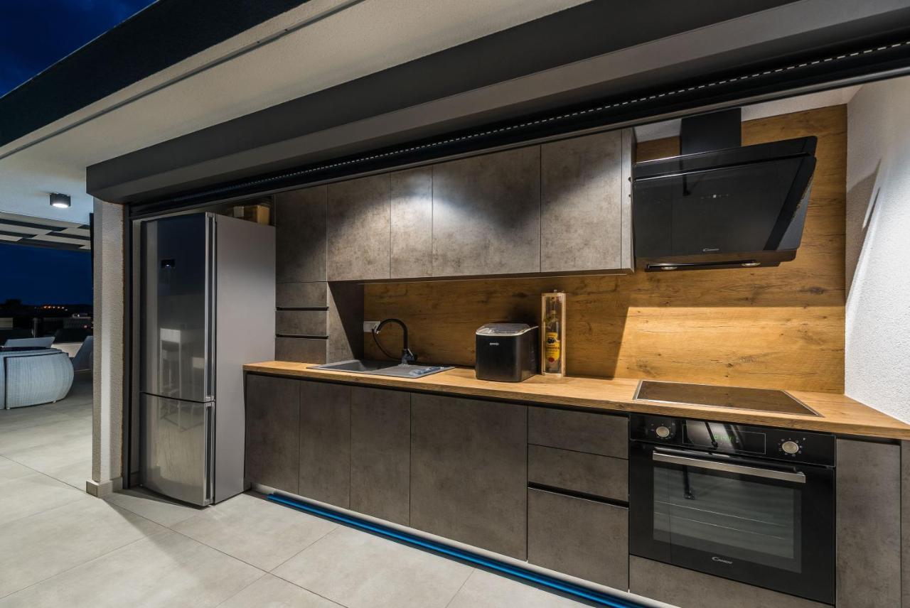 Grandpalazzo Apartments Vir Exterior photo